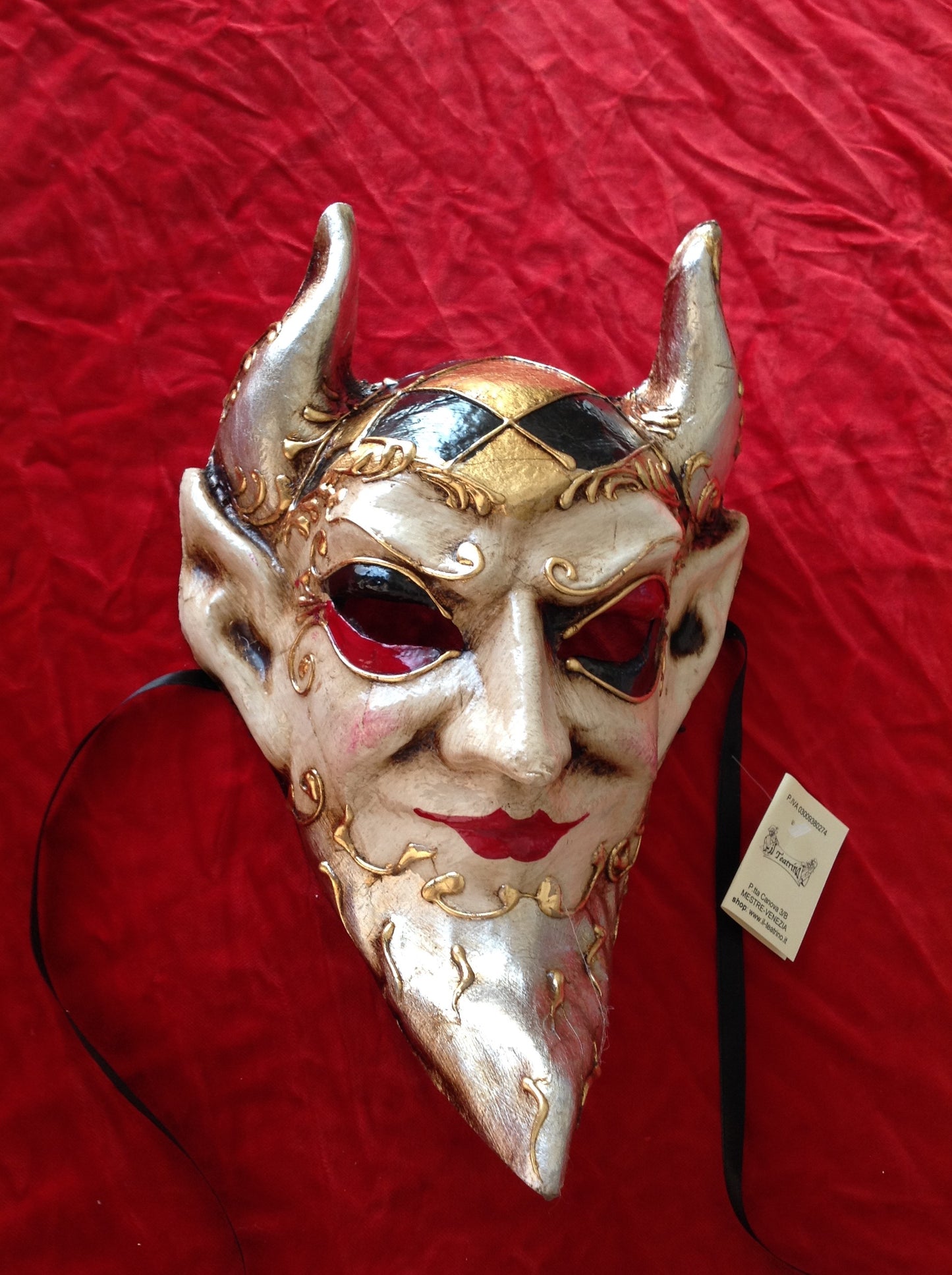 diavolo indossabile cartapesta e decori in foglia d oro