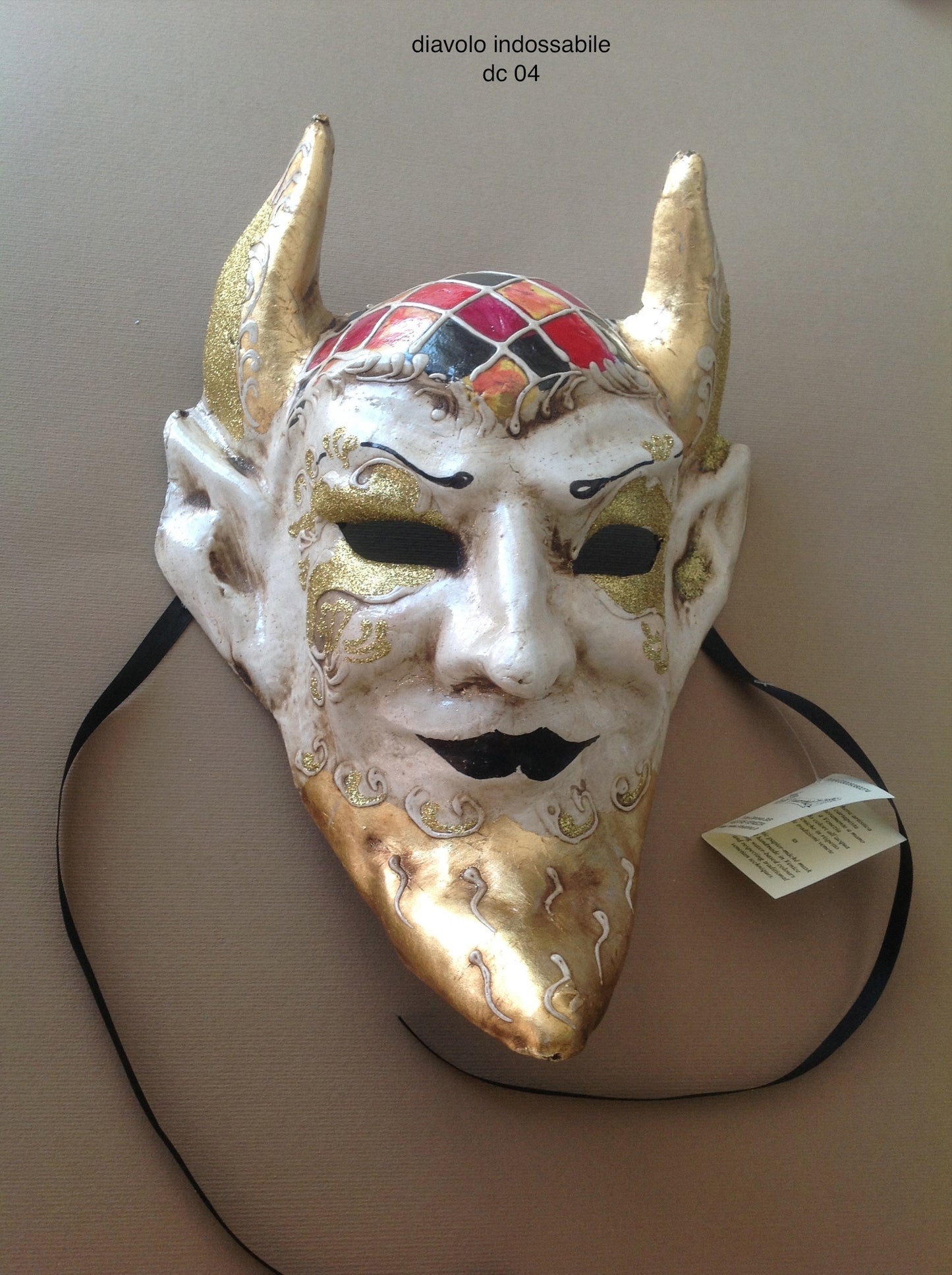diavolo indossabile cartapesta e decori in foglia d oro